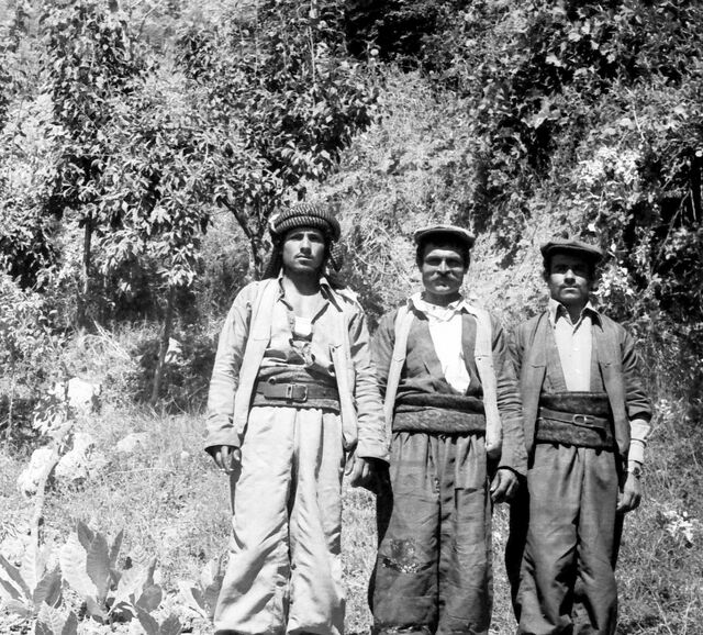 Trois hommes photographiés à Ischy en 1976