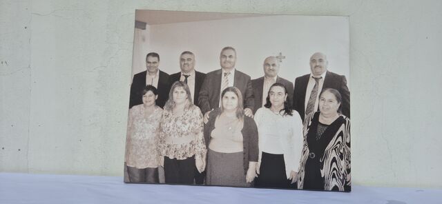Photographie de groupe en sépia, dix personnes