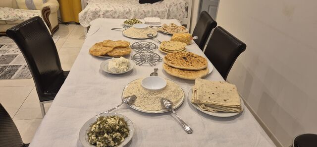 Table garnie de mets traditionnels